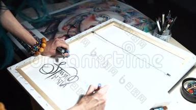女艺术家在他的一些作品上签名。 一个大师的彩绘标志。 担架上的帆布签名黑色记号笔。